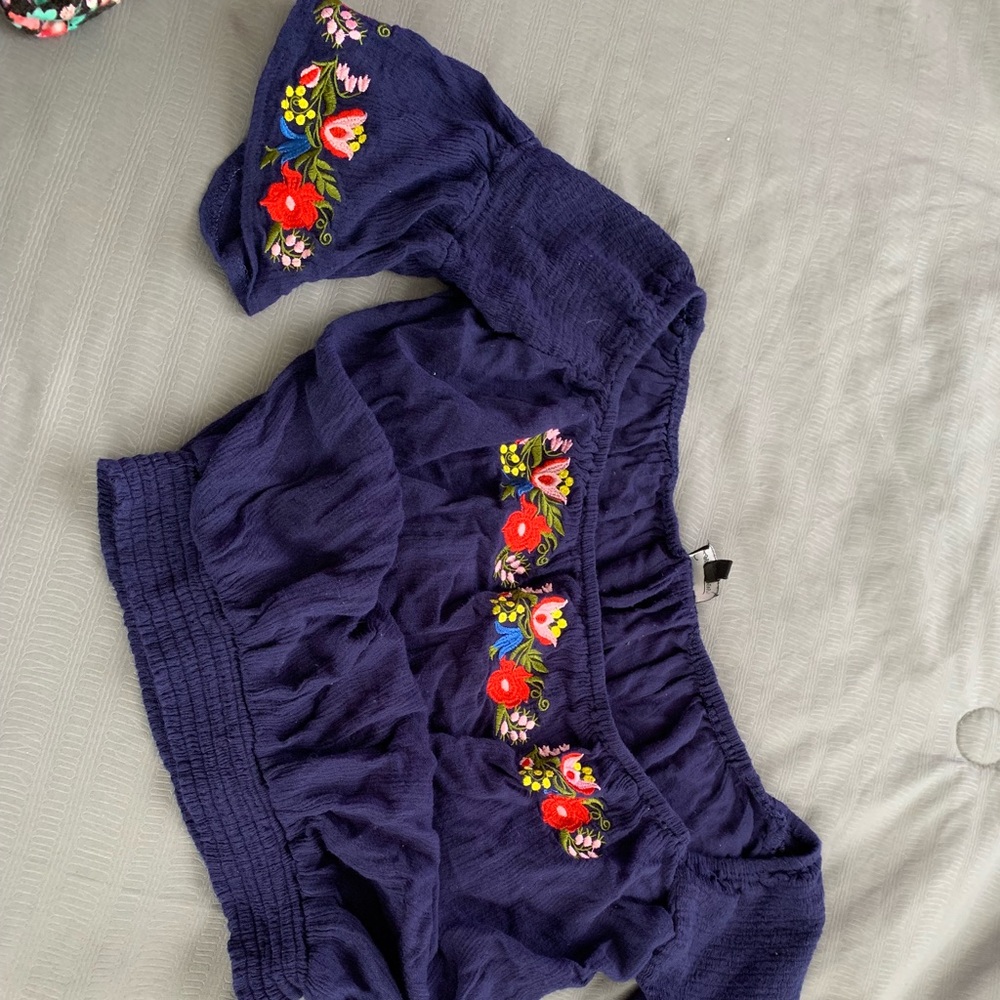 crop top, fits as a small
